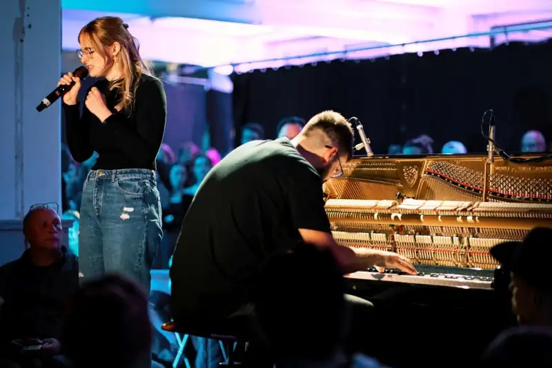 Keyboard- und Klavierunterricht in Gießen - Auftritt eines Pianisten mit Sängerin